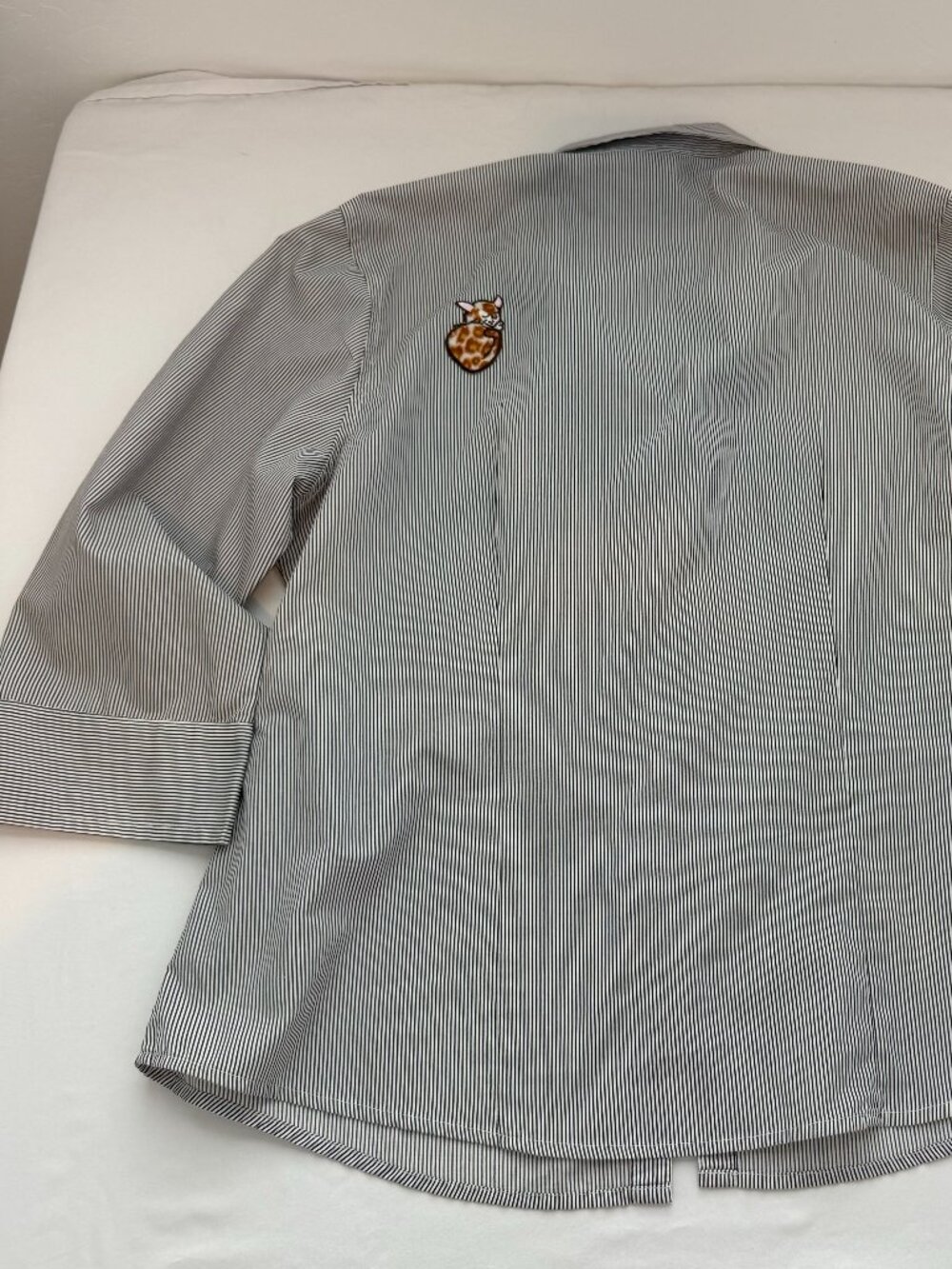 Get Lucky Embroidered Cat Button Up Shirt Pinstripe Kitty Novelty Blouse XL - Picture 8 of 8